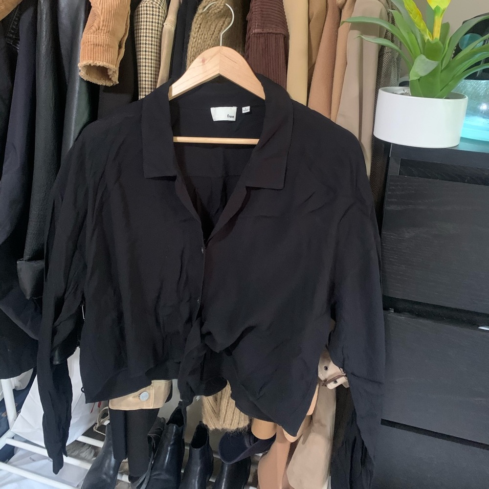 Aritzia black buttons up polo
